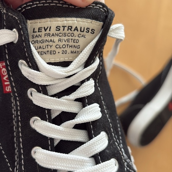 Levi’s Women’s black canvas lace up sneakers. Size 8.5 - Picture 6 of 7